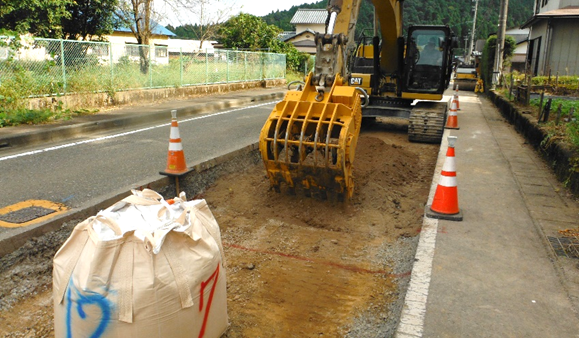 幅員が狭い道路の表層改良（撹拌羽根付きバケット）