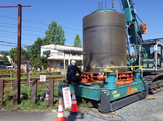 鉄道の線路を止めずに地下に管を敷設（推進工）